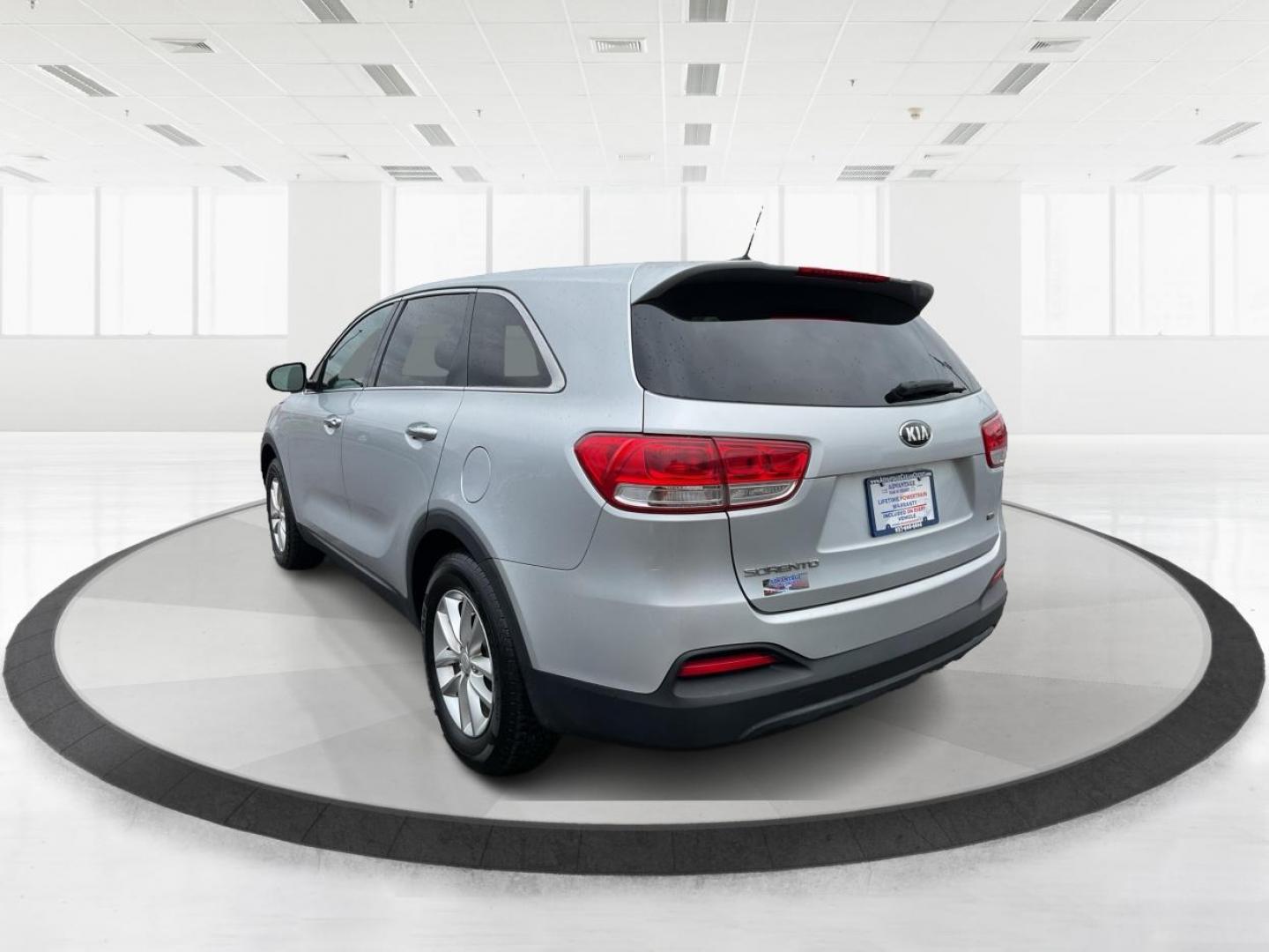 2016 Sparkling Silver Kia Sorento L 2WD (5XYPG4A31GG) with an 2.4L L4 DOHC 16V engine, 6-Speed Automatic transmission, located at 1184 Kauffman Ave, Fairborn, OH, 45324, (937) 908-9800, 39.807072, -84.031563 - Photo#4