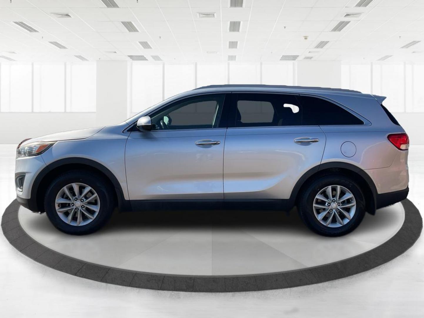 2016 Kia Sorento 2.4L LX (5XYPG4A34GG) with an 2.4L I-4 gasoline direct injection engine, located at 880 E. National Road, OH, 45377, (937) 908-9800, 39.891918, -84.183975 - Photo#5