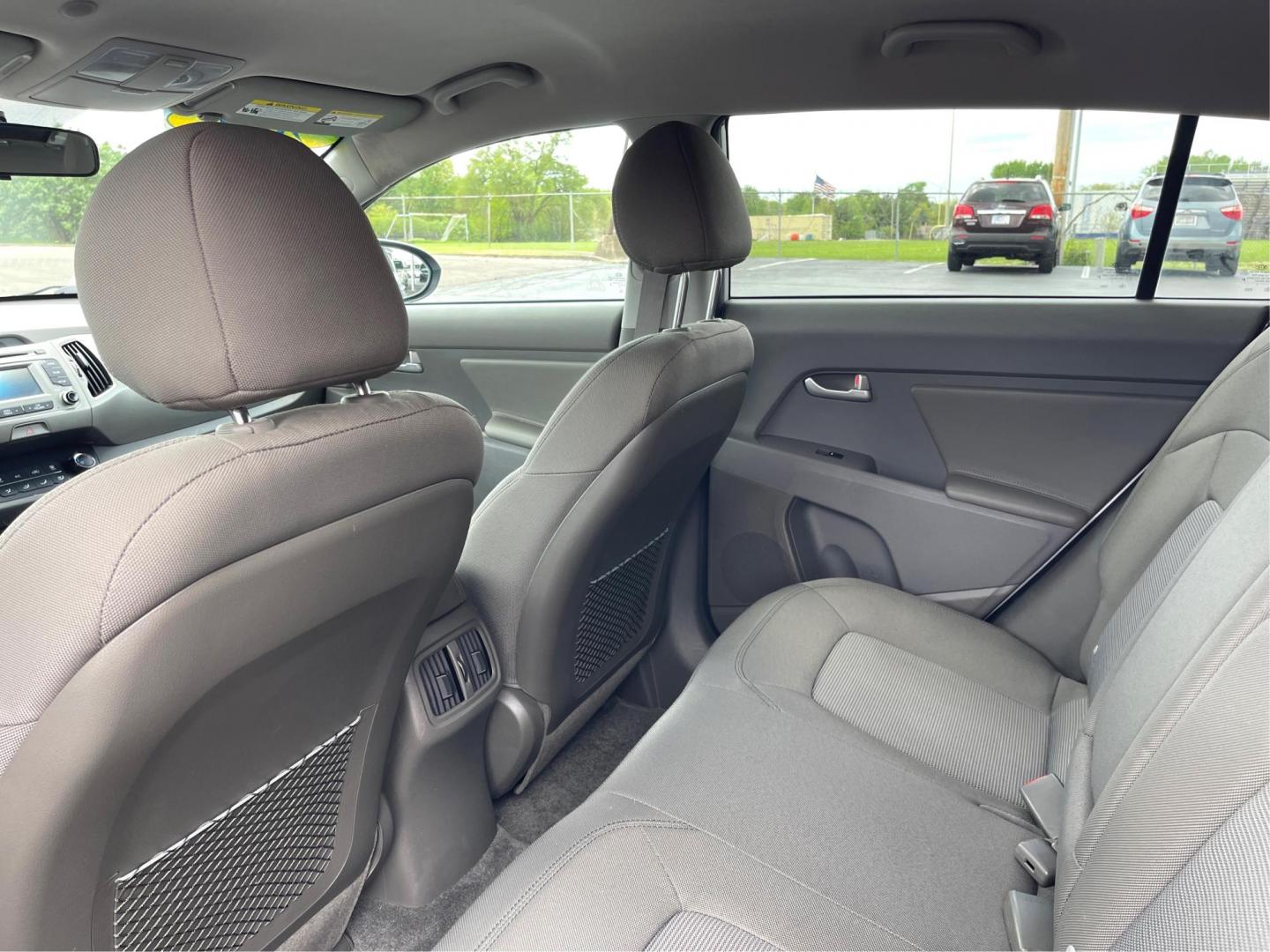 2016 Kia Sportage LX AWD (KNDPBCAC3G7) with an 2.4L V6 DOHC 24V engine, 6-Speed Automatic transmission, located at 1184 Kauffman Ave, Fairborn, OH, 45324, (937) 908-9800, 39.807072, -84.031563 - Photo#9
