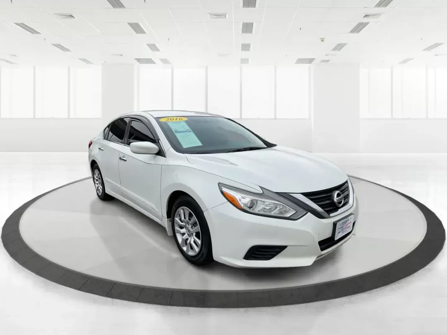 2016 Nissan Altima 2.5 S (1N4AL3AP7GN) with an 2.5L I-4 DOHC engine, located at 1230 East Main St, Xenia, OH, 45385, (937) 908-9800, 39.688042, -83.910538 - Photo#0