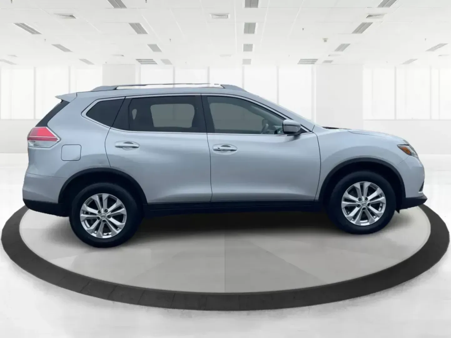 2016 Nissan Rogue SV (KNMAT2MV9GP) with an 2.5L I-4 DOHC engine, located at 4508 South Dixie Dr, Moraine, OH, 45439, (937) 908-9800, 39.807072, -84.031563 - Photo#1
