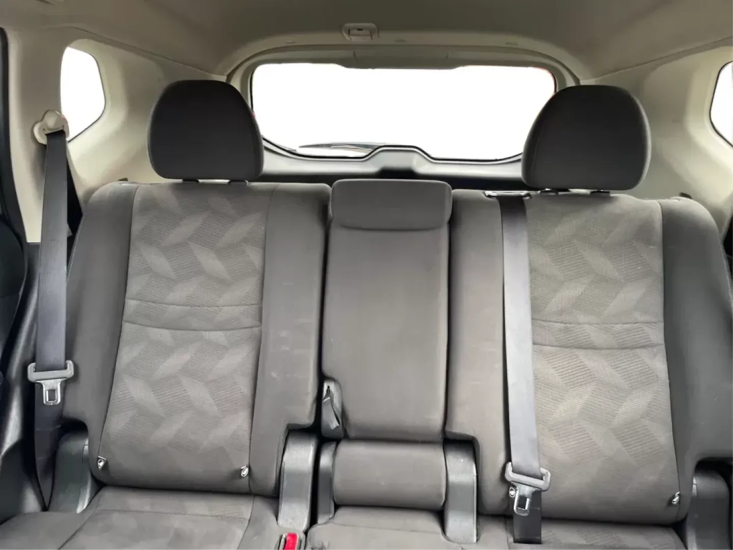 2016 Nissan Rogue SV (KNMAT2MV9GP) with an 2.5L I-4 DOHC engine, located at 4508 South Dixie Dr, Moraine, OH, 45439, (937) 908-9800, 39.807072, -84.031563 - Photo#13