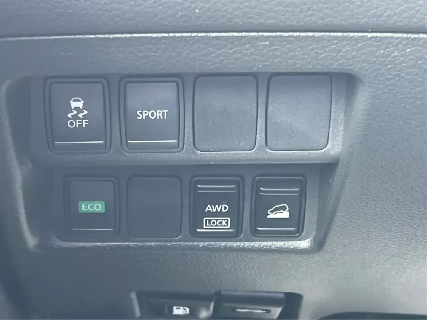 2016 Nissan Rogue SV (KNMAT2MV9GP) with an 2.5L I-4 DOHC engine, located at 4508 South Dixie Dr, Moraine, OH, 45439, (937) 908-9800, 39.807072, -84.031563 - Photo#16