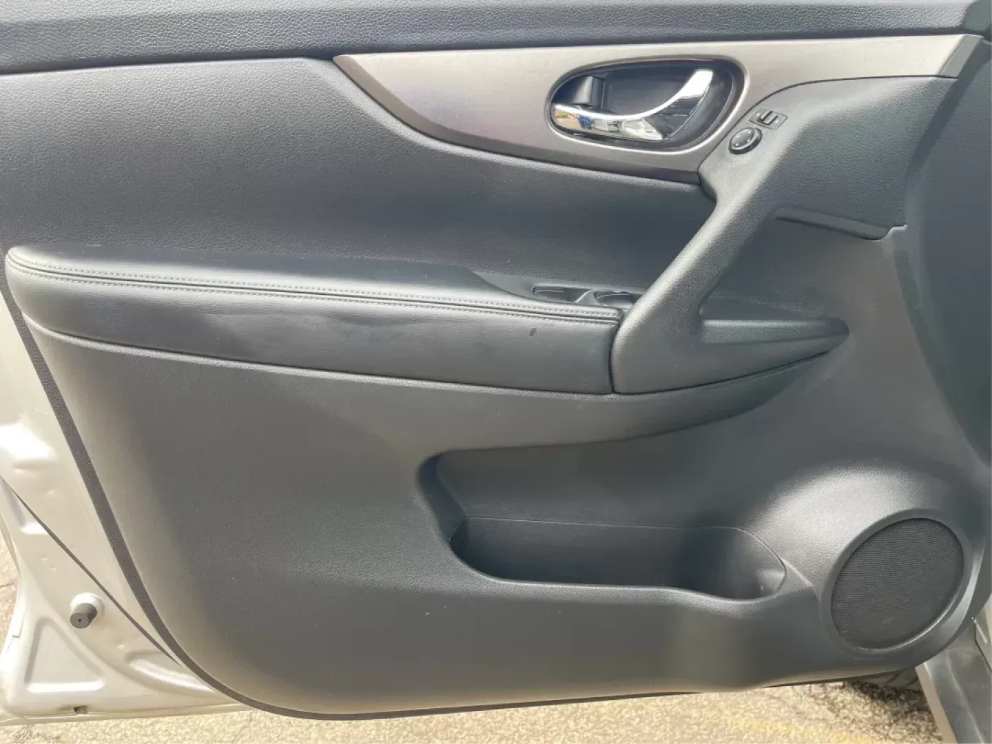 2016 Nissan Rogue SV (KNMAT2MV9GP) with an 2.5L I-4 DOHC engine, located at 4508 South Dixie Dr, Moraine, OH, 45439, (937) 908-9800, 39.807072, -84.031563 - Photo#18