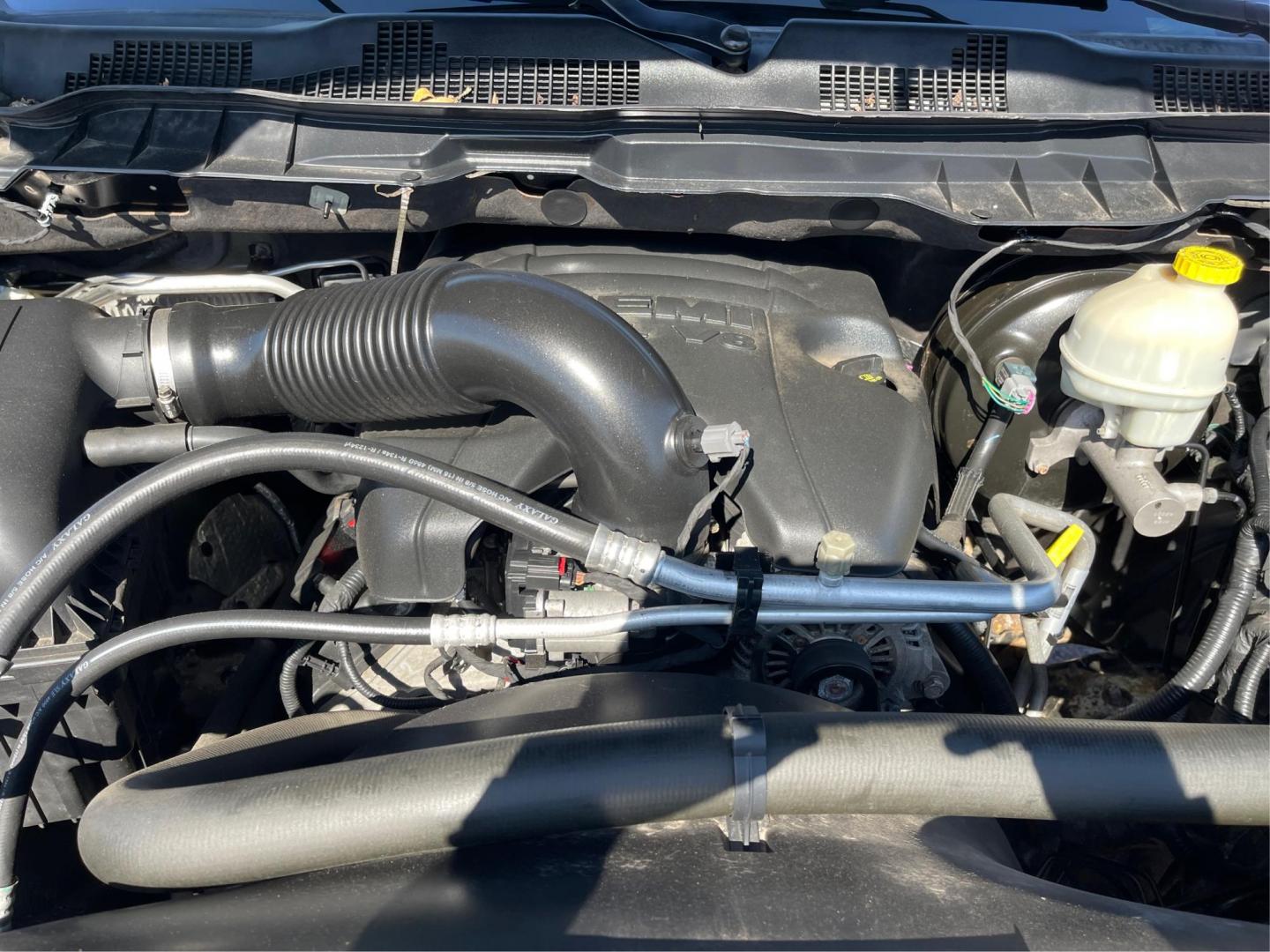 2016 Ram 1500 Express (1C6RR7FTXGS) with an HEMI 5.7L V-8 variable valve control engine, located at 1230 East Main St, Xenia, OH, 45385, (937) 908-9800, 39.688042, -83.910538 - Photo#10