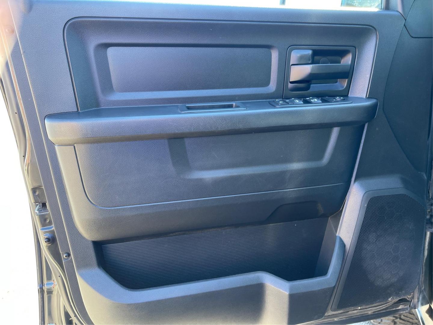 2016 Ram 1500 Express (1C6RR7FTXGS) with an HEMI 5.7L V-8 variable valve control engine, located at 1230 East Main St, Xenia, OH, 45385, (937) 908-9800, 39.688042, -83.910538 - Photo#18