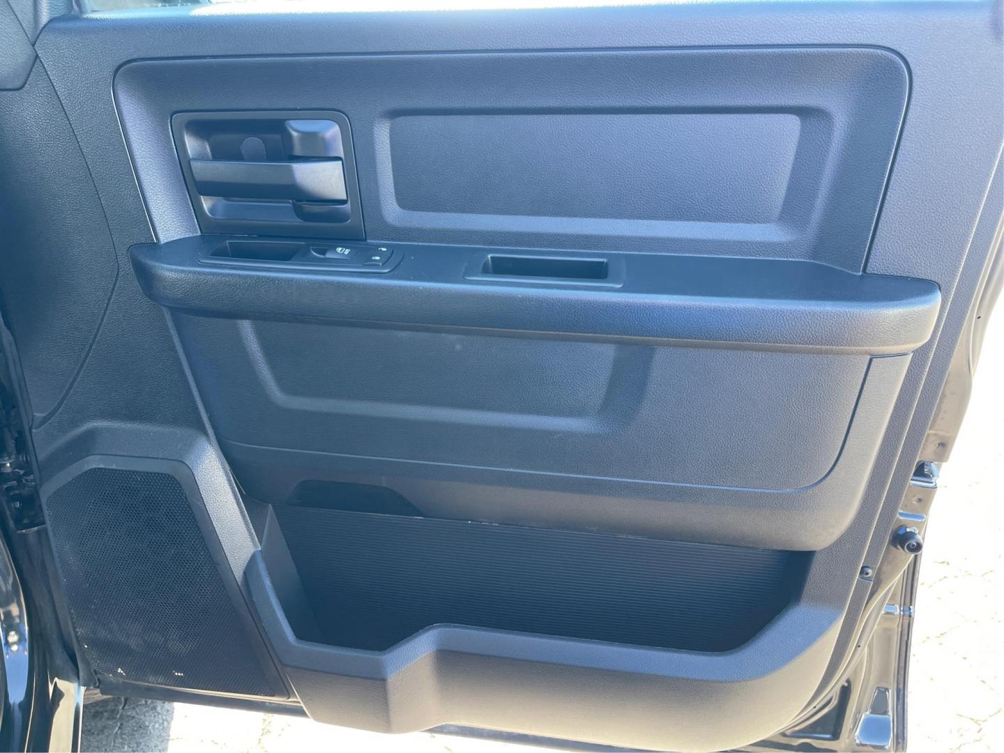 2016 Ram 1500 Express (1C6RR7FTXGS) with an HEMI 5.7L V-8 variable valve control engine, located at 1230 East Main St, Xenia, OH, 45385, (937) 908-9800, 39.688042, -83.910538 - Photo#19