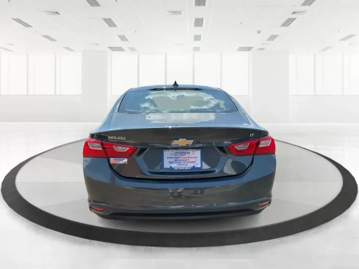 2017 Chevrolet Malibu 1LT (1G1ZE5ST3HF) with an 1.5L I-4 gasoline direct injection engine, located at 1230 East Main St, Xenia, OH, 45385, (937) 908-9800, 39.688042, -83.910538 - Photo#3