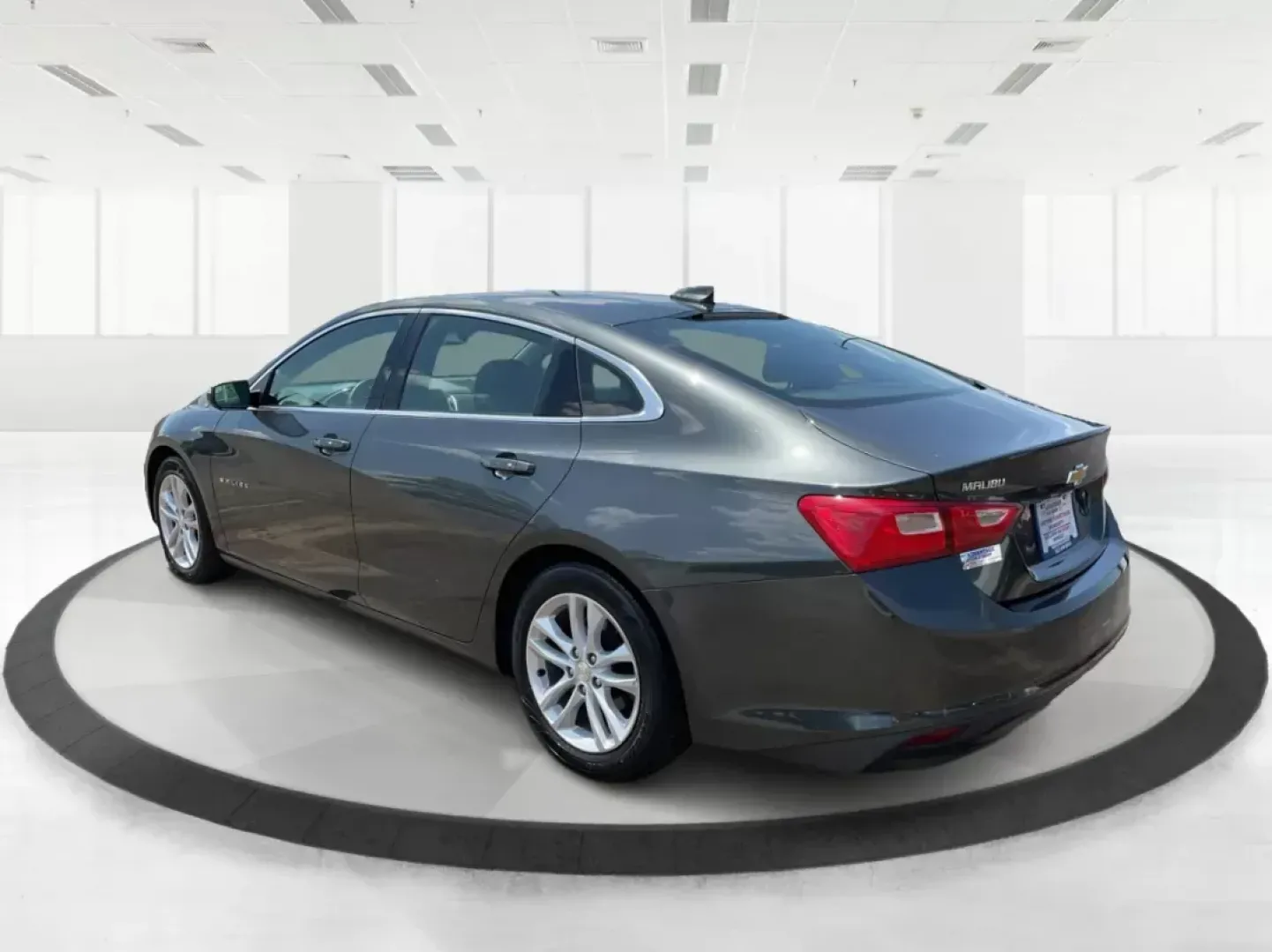 2017 Chevrolet Malibu 1LT (1G1ZE5ST3HF) with an 1.5L I-4 gasoline direct injection engine, located at 1230 East Main St, Xenia, OH, 45385, (937) 908-9800, 39.688042, -83.910538 - Photo#4