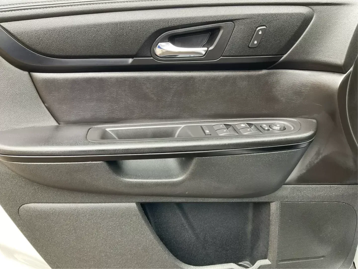 2017 Chevrolet Traverse 1LT (1GNKRGKD3HJ) with an 3.6L V-6 gasoline direct injection engine, located at 401 Woodman Dr, Riverside, OH, 45431, (937) 908-9800, 39.761024, -84.120956 - Photo#17