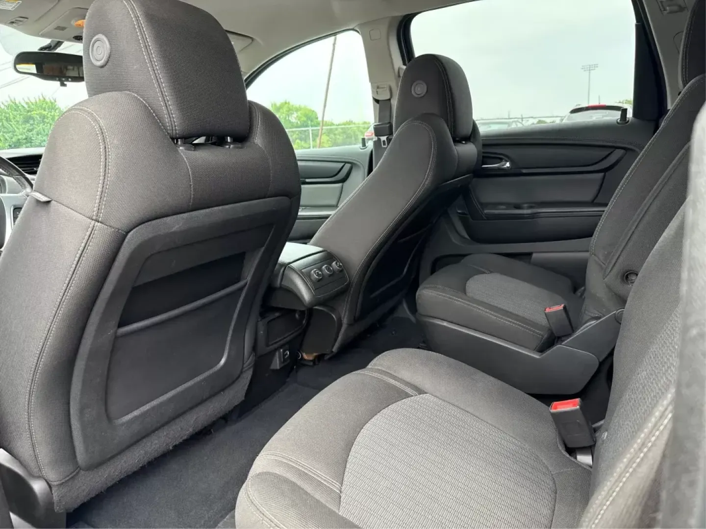 2017 Chevrolet Traverse 1LT (1GNKVGKD3HJ) with an 3.6L V-6 gasoline direct injection engine, located at 1099 N County Rd 25A , Troy, OH, 45373, (937) 908-9800, 40.057041, -84.215462 - Photo#9