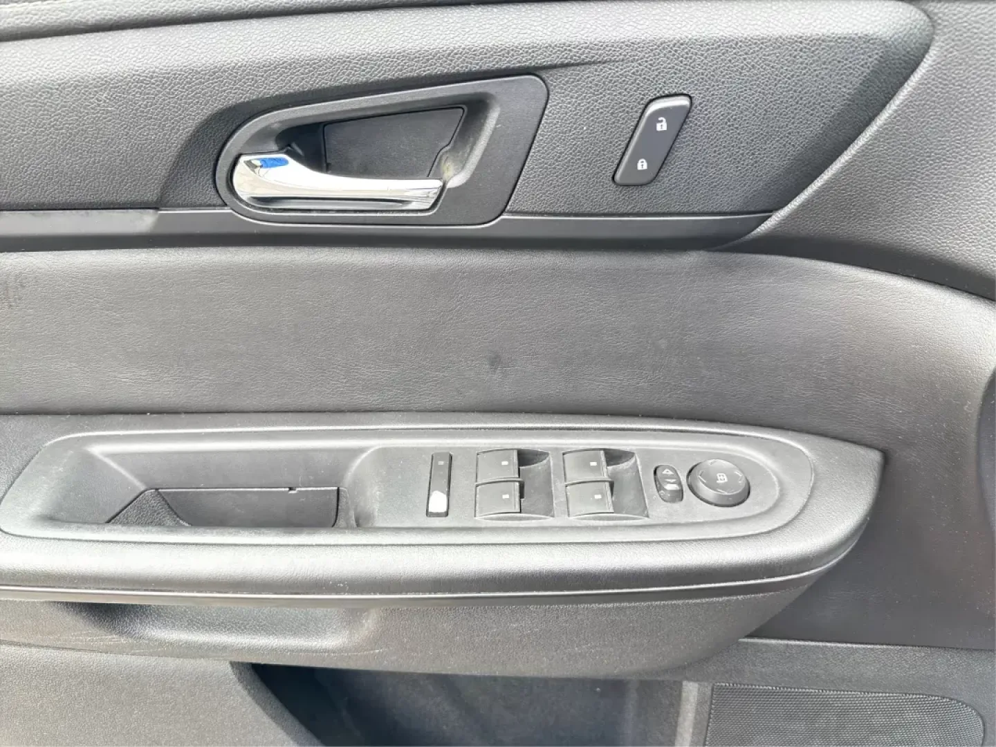 2017 Chevrolet Traverse 1LT (1GNKVGKD3HJ) with an 3.6L V-6 gasoline direct injection engine, located at 1099 N County Rd 25A , Troy, OH, 45373, (937) 908-9800, 40.057041, -84.215462 - Photo#18