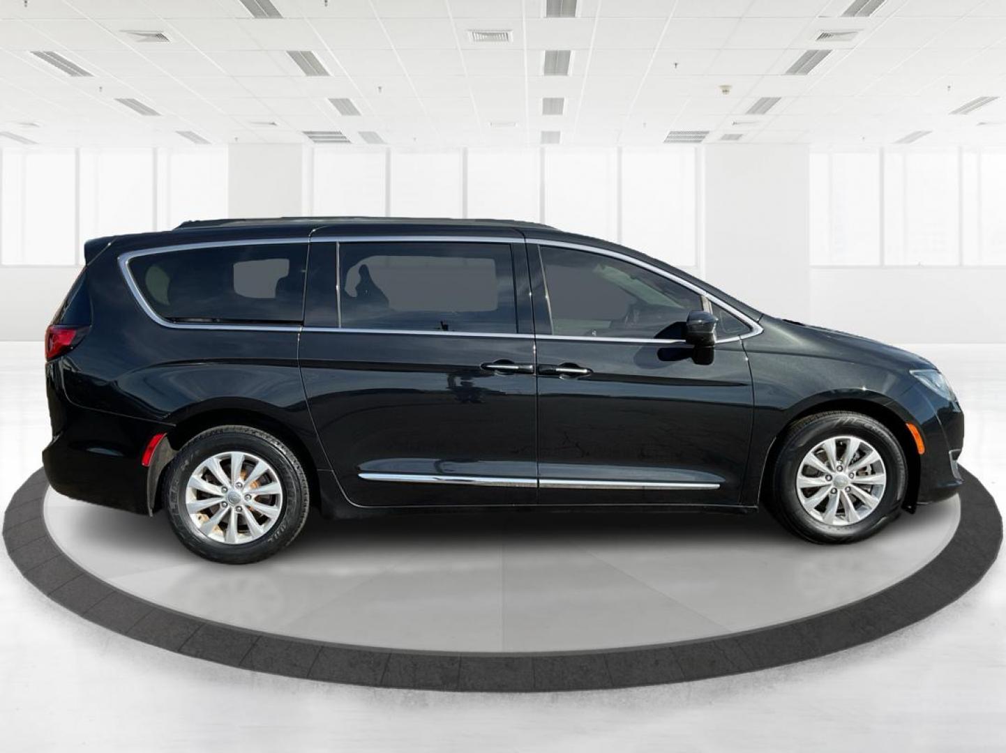 2017 Chrysler Pacifica Touring-L (2C4RC1BG7HR) with an 3.6L V-6 DOHC engine, located at 1951 S Dayton Lakeview Rd., New Carlisle, OH, 45344, (937) 908-9800, 39.890999, -84.050255 - Photo#1
