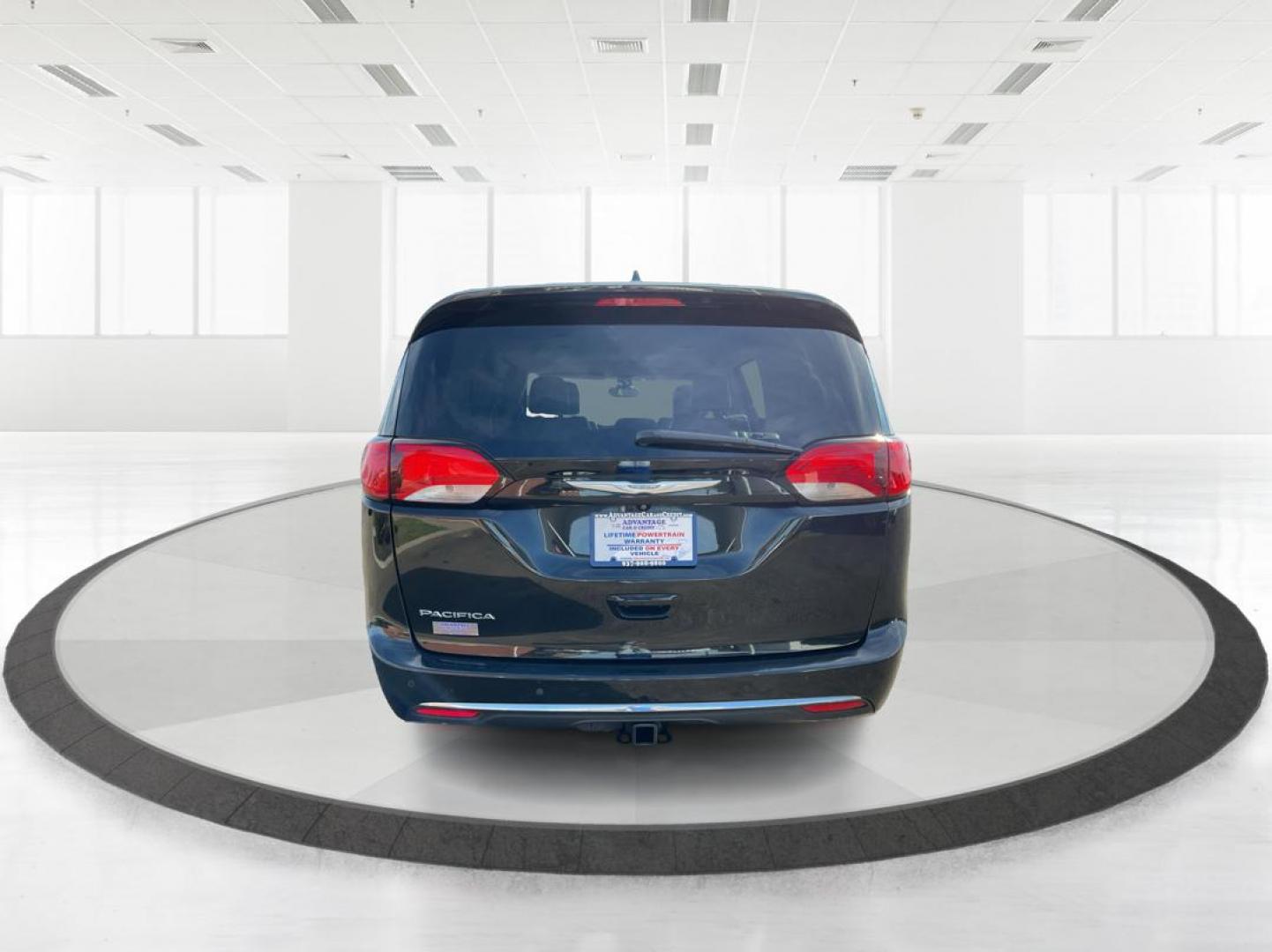 2017 Chrysler Pacifica Touring-L (2C4RC1BG7HR) with an 3.6L V-6 DOHC engine, located at 1951 S Dayton Lakeview Rd., New Carlisle, OH, 45344, (937) 908-9800, 39.890999, -84.050255 - Photo#3