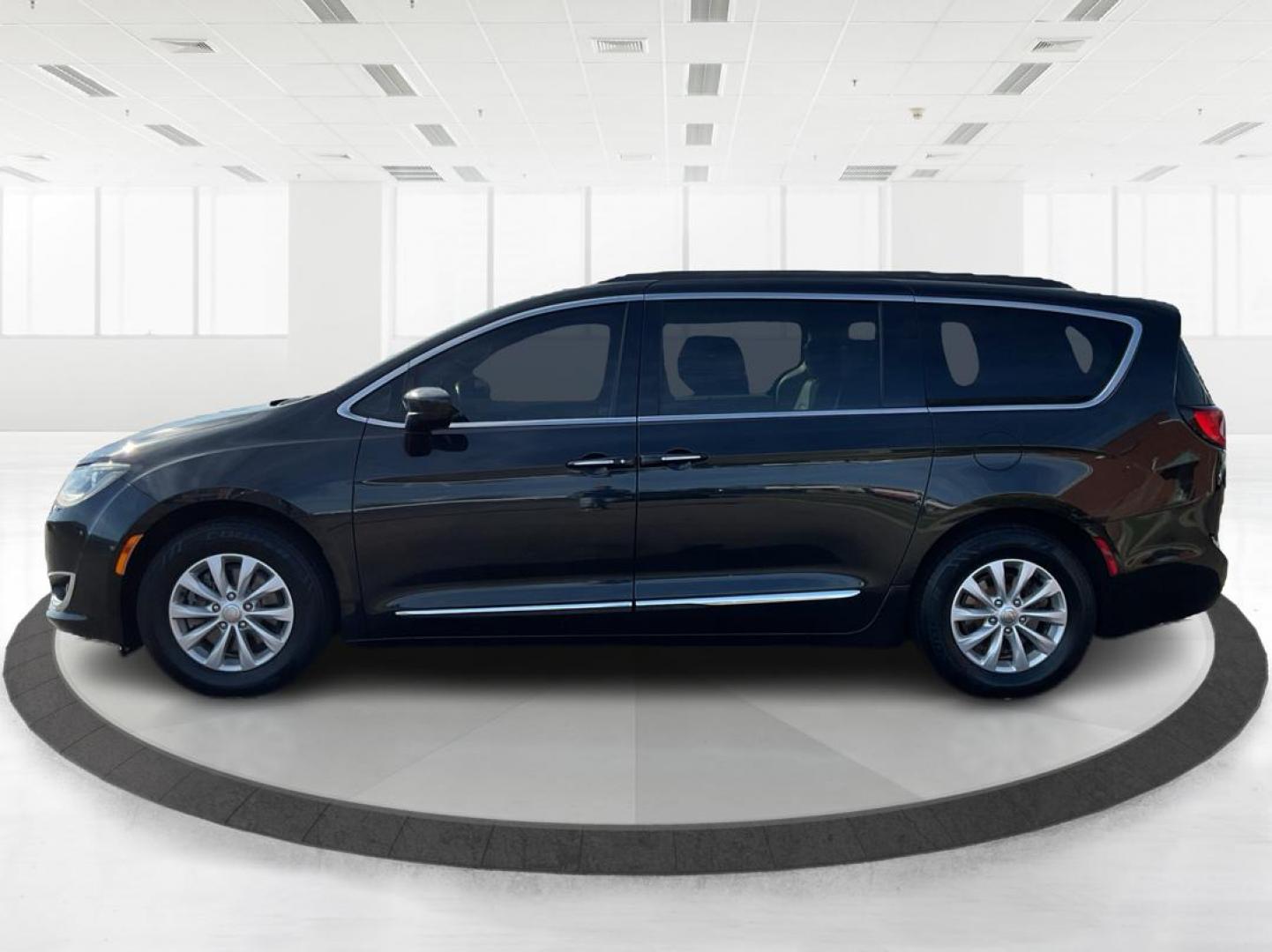 2017 Chrysler Pacifica Touring-L (2C4RC1BG7HR) with an 3.6L V-6 DOHC engine, located at 1951 S Dayton Lakeview Rd., New Carlisle, OH, 45344, (937) 908-9800, 39.890999, -84.050255 - Photo#5