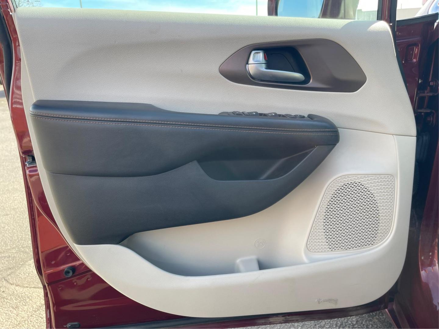 2017 Chrysler Pacifica Touring-L (2C4RC1BG2HR) with an 3.6L V-6 DOHC engine, located at 880 E. National Road, OH, 45377, (937) 908-9800, 39.891918, -84.183975 - Photo#18
