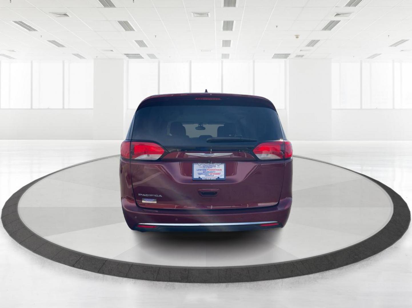 2017 Chrysler Pacifica Touring-L (2C4RC1BG2HR) with an 3.6L V-6 DOHC engine, located at 880 E. National Road, OH, 45377, (937) 908-9800, 39.891918, -84.183975 - Photo#3