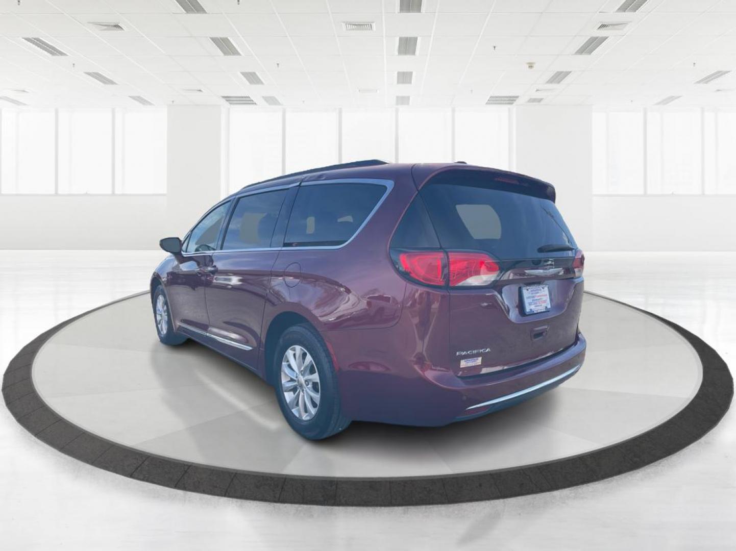 2017 Chrysler Pacifica Touring-L (2C4RC1BG2HR) with an 3.6L V-6 DOHC engine, located at 880 E. National Road, OH, 45377, (937) 908-9800, 39.891918, -84.183975 - Photo#4