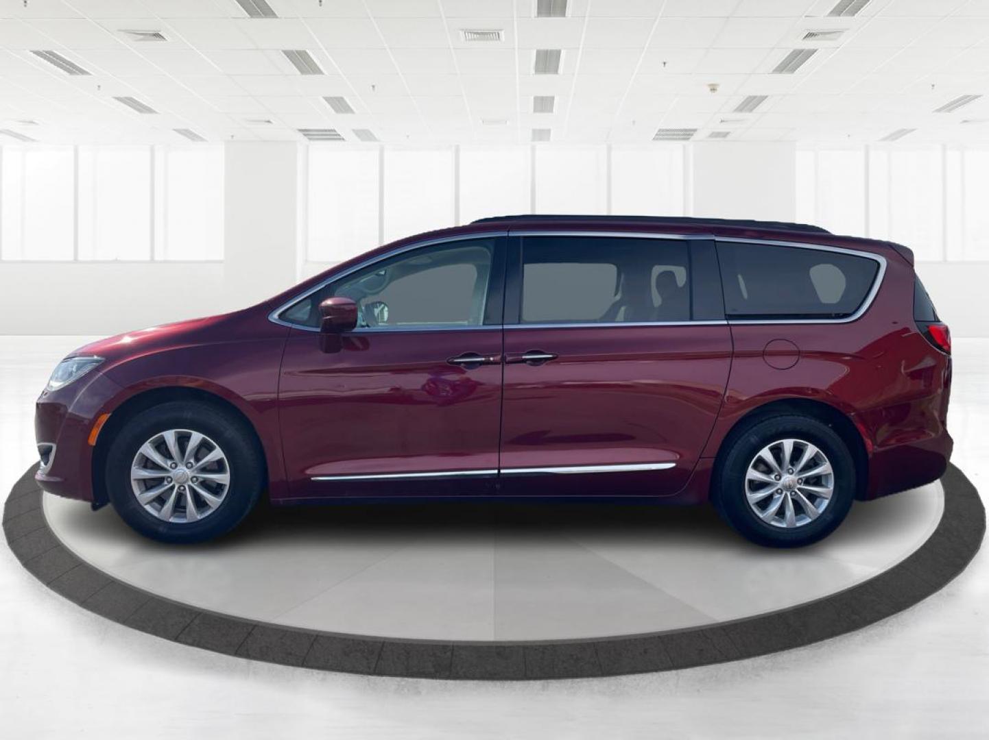 2017 Chrysler Pacifica Touring-L (2C4RC1BG2HR) with an 3.6L V-6 DOHC engine, located at 880 E. National Road, OH, 45377, (937) 908-9800, 39.891918, -84.183975 - Photo#5