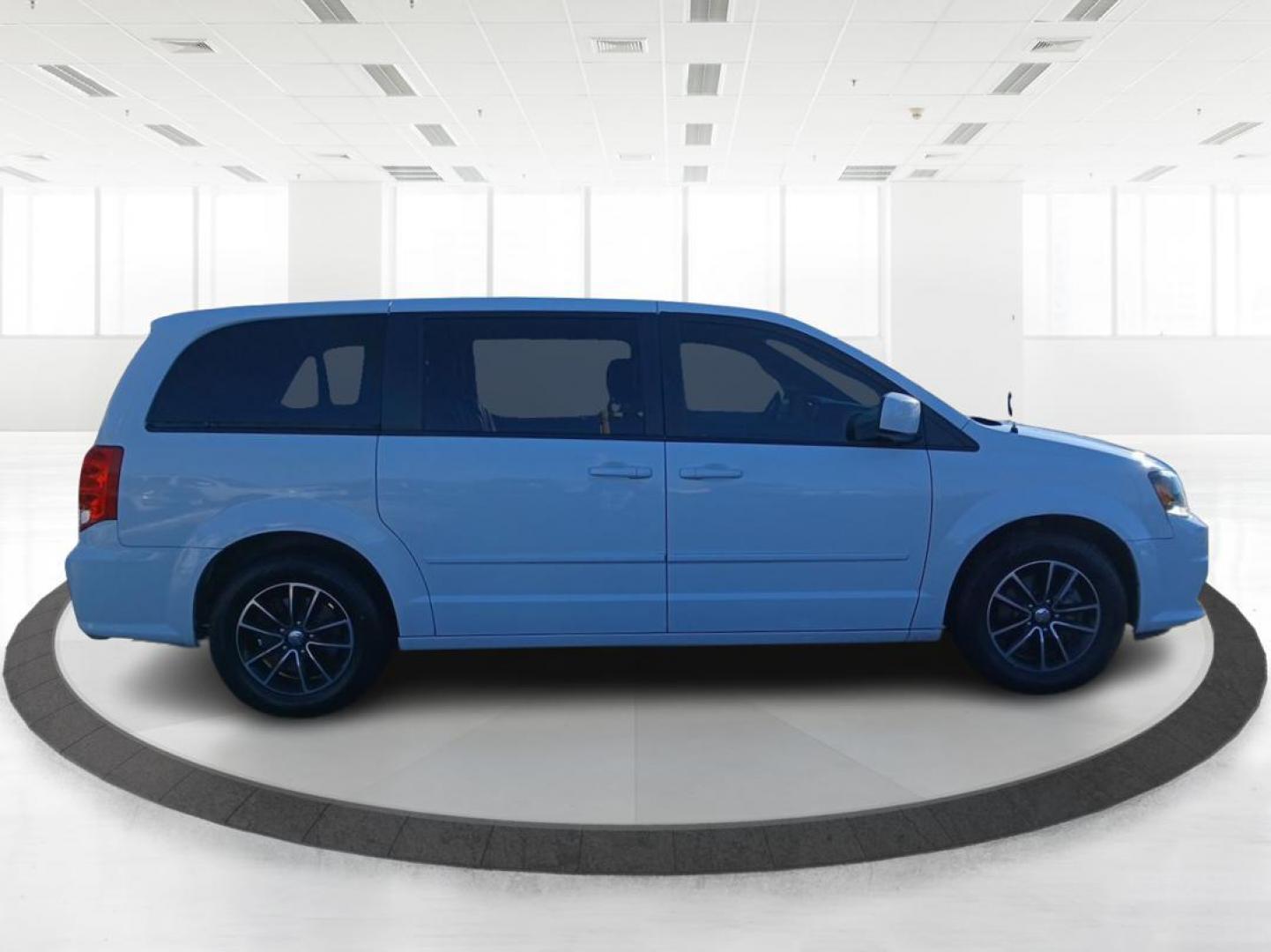 2017 Dodge Grand Caravan GT (2C4RDGEG2HR) with an 3.6L V6 DOHC 24V engine, 6-Speed Automatic transmission, located at 1184 Kauffman Ave, Fairborn, OH, 45324, (937) 908-9800, 39.807072, -84.031563 - Photo#1