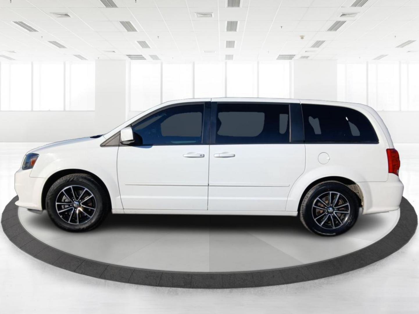 2017 Dodge Grand Caravan GT (2C4RDGEG2HR) with an 3.6L V6 DOHC 24V engine, 6-Speed Automatic transmission, located at 1184 Kauffman Ave, Fairborn, OH, 45324, (937) 908-9800, 39.807072, -84.031563 - Photo#5