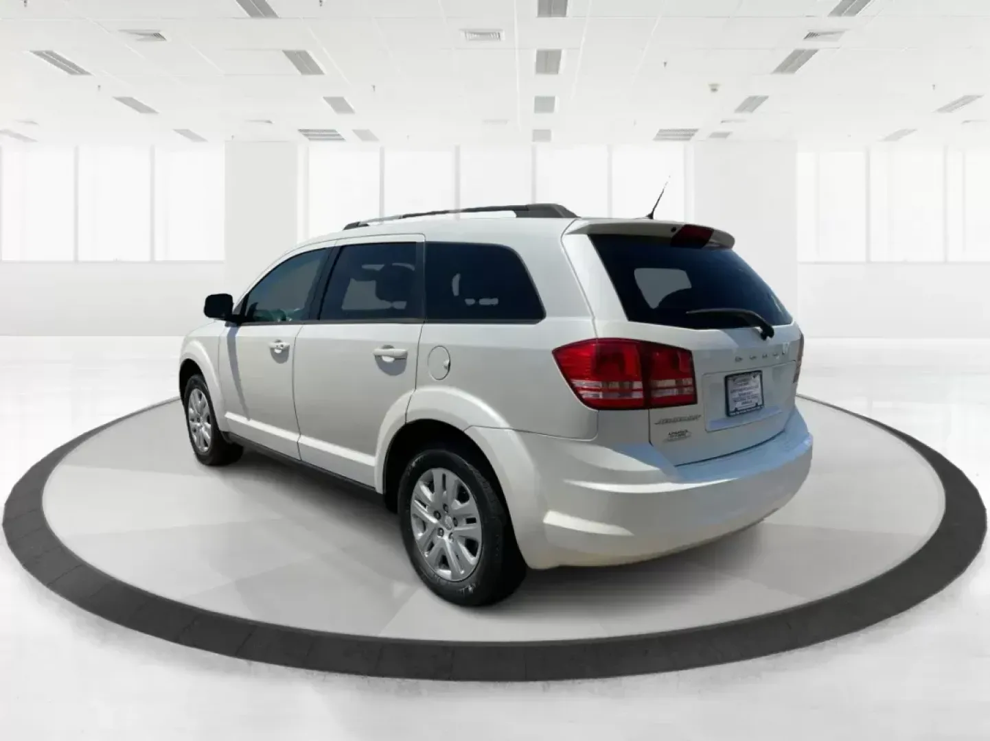 2017 Dodge Journey SE (3C4PDCAB2HT) with an 2.4L L4 DOHC 16V engine, 4-Speed Automatic transmission, located at 1230 East Main St, Xenia, OH, 45385, (937) 908-9800, 39.688042, -83.910538 - Photo#3