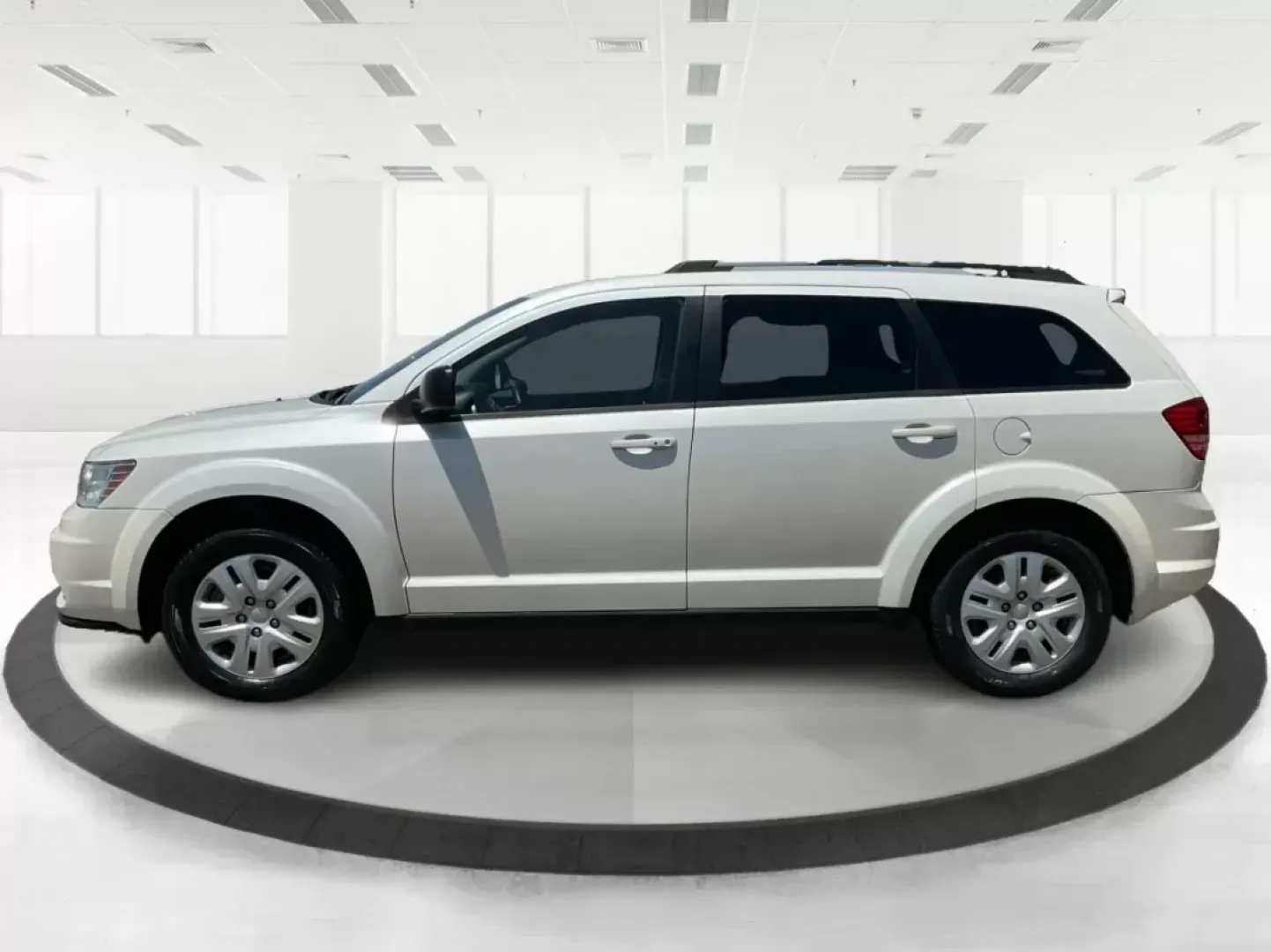 2017 Dodge Journey SE (3C4PDCAB2HT) with an 2.4L L4 DOHC 16V engine, 4-Speed Automatic transmission, located at 1230 East Main St, Xenia, OH, 45385, (937) 908-9800, 39.688042, -83.910538 - Photo#4