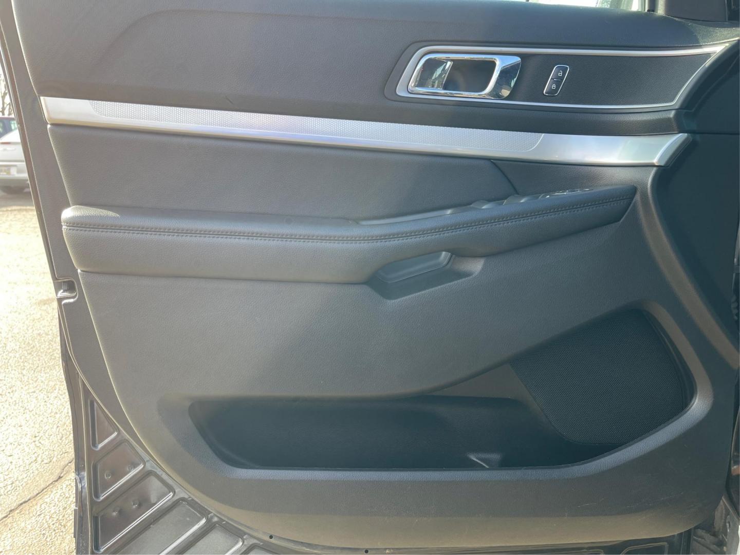 2017 Ford Explorer XLT (1FM5K8D83HG) with an 3.5L V-6 DOHC engine, located at 8750 N County Rd 25A, Piqua, OH, 45356, (937) 908-9800, 40.164391, -84.232513 - Photo#17
