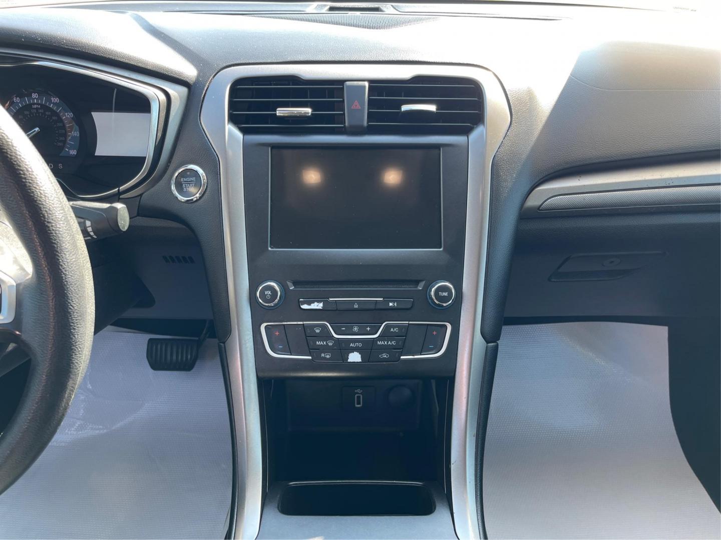 2017 Ford Fusion SE (3FA6P0HD1HR) with an 1.5L L4 DOHC 16V engine, 6-Speed Automatic transmission, located at 880 E. National Road, OH, 45377, (937) 908-9800, 39.891918, -84.183975 - Photo#12
