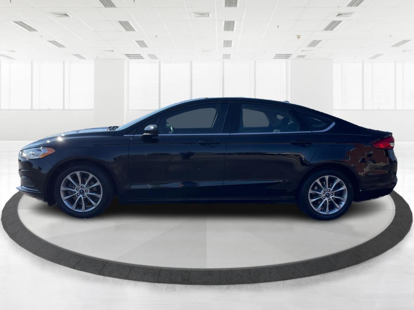 2017 Ford Fusion SE (3FA6P0HD1HR) with an 1.5L L4 DOHC 16V engine, 6-Speed Automatic transmission, located at 880 E. National Road, OH, 45377, (937) 908-9800, 39.891918, -84.183975 - Photo#5
