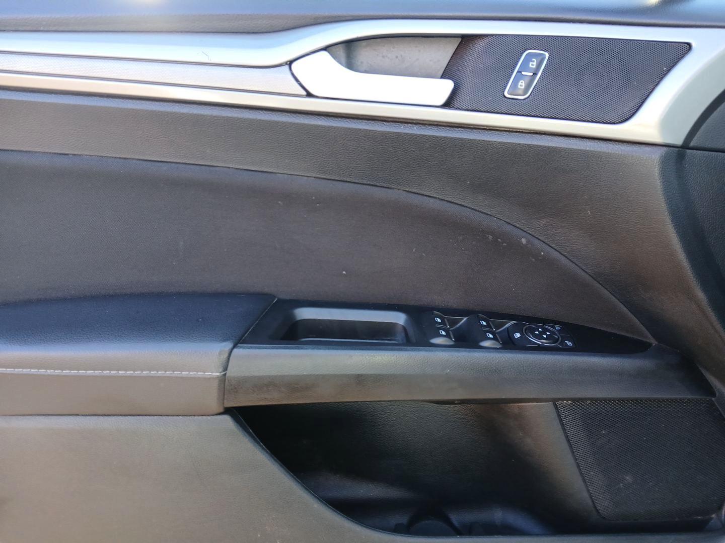 2017 Ford Fusion SE (3FA6P0H74HR) with an 2.5L L4 DOHC 16V engine, 6-Speed Automatic transmission, located at 401 Woodman Dr, Riverside, OH, 45431, (937) 908-9800, 39.761024, -84.120956 - Photo#18