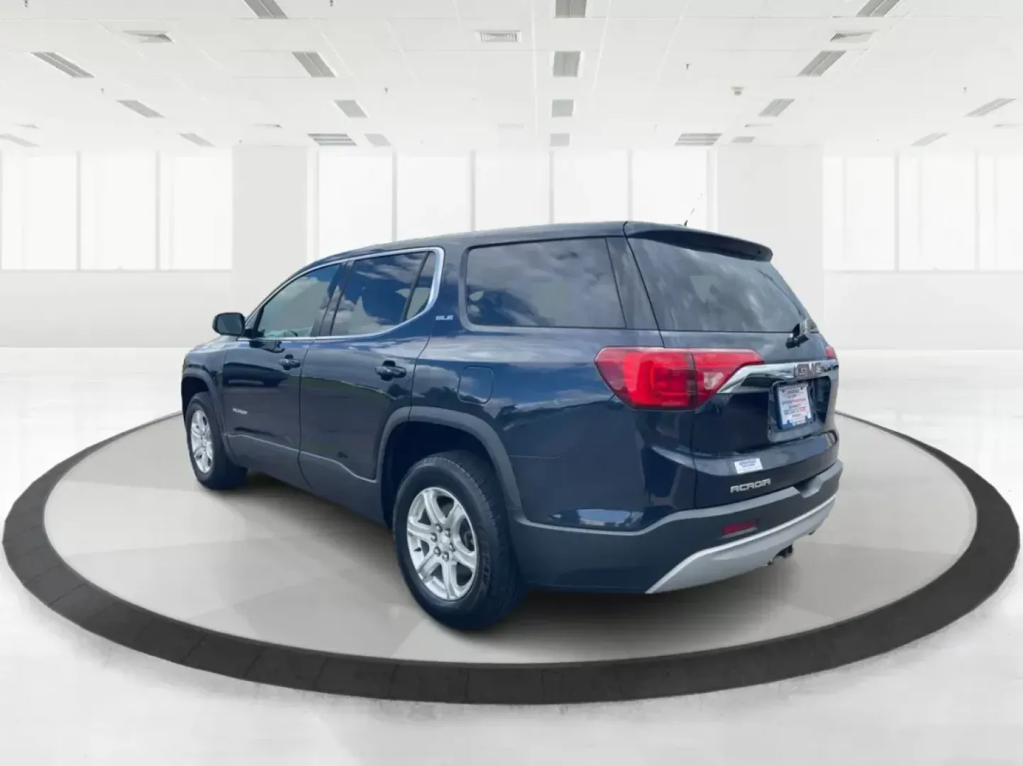 2017 GMC Acadia SLE-1 (1GKKNKLA5HZ) with an 2.5L I-4 gasoline direct injection engine, located at 880 E. National Road, OH, 45377, (937) 908-9800, 39.891918, -84.183975 - Photo#3