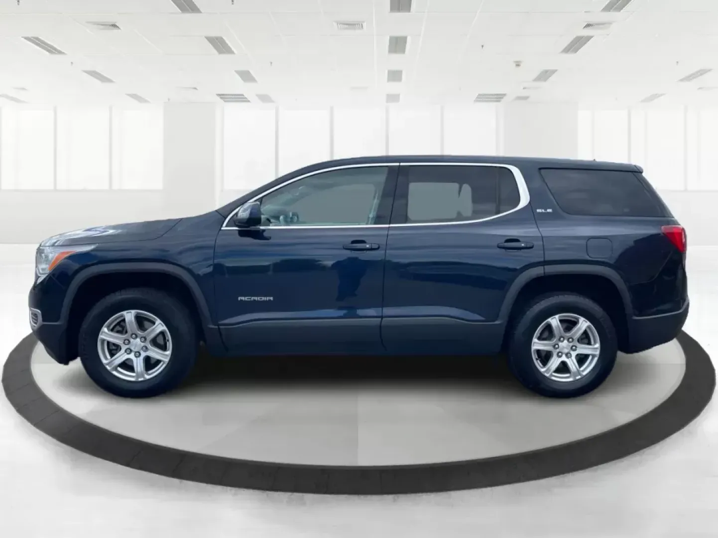2017 GMC Acadia SLE-1 (1GKKNKLA5HZ) with an 2.5L I-4 gasoline direct injection engine, located at 880 E. National Road, OH, 45377, (937) 908-9800, 39.891918, -84.183975 - Photo#4