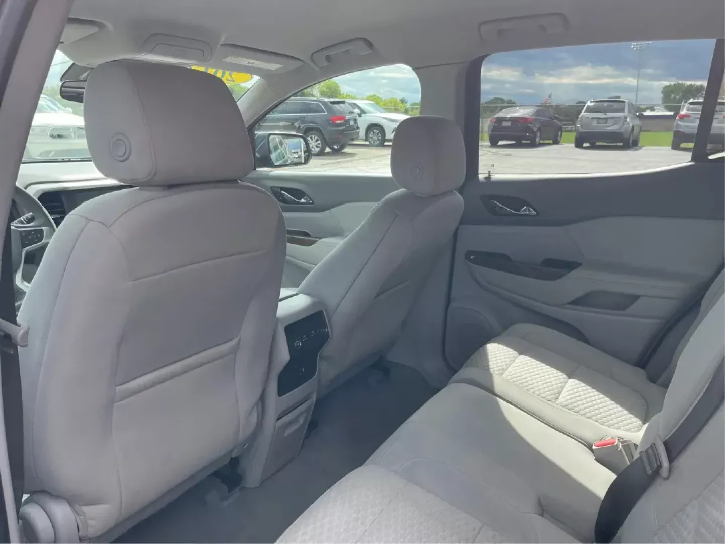 2017 GMC Acadia SLE-1 (1GKKNKLA5HZ) with an 2.5L I-4 gasoline direct injection engine, located at 880 E. National Road, OH, 45377, (937) 908-9800, 39.891918, -84.183975 - Photo#8