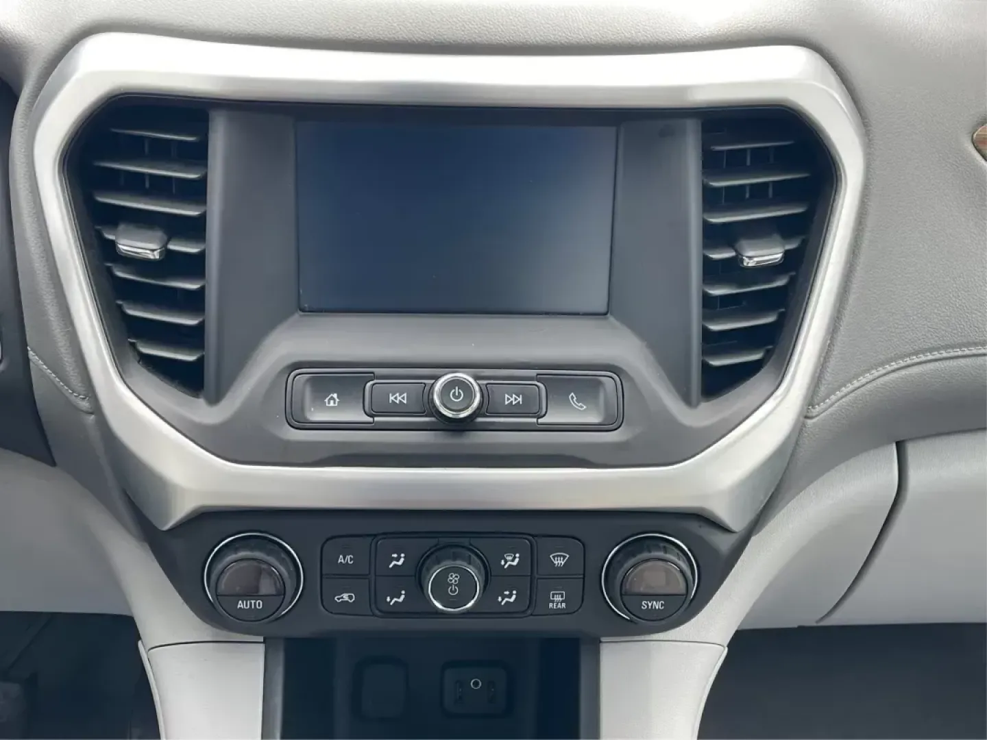 2017 GMC Acadia SLE-1 (1GKKNKLA5HZ) with an 2.5L I-4 gasoline direct injection engine, located at 880 E. National Road, OH, 45377, (937) 908-9800, 39.891918, -84.183975 - Photo#11