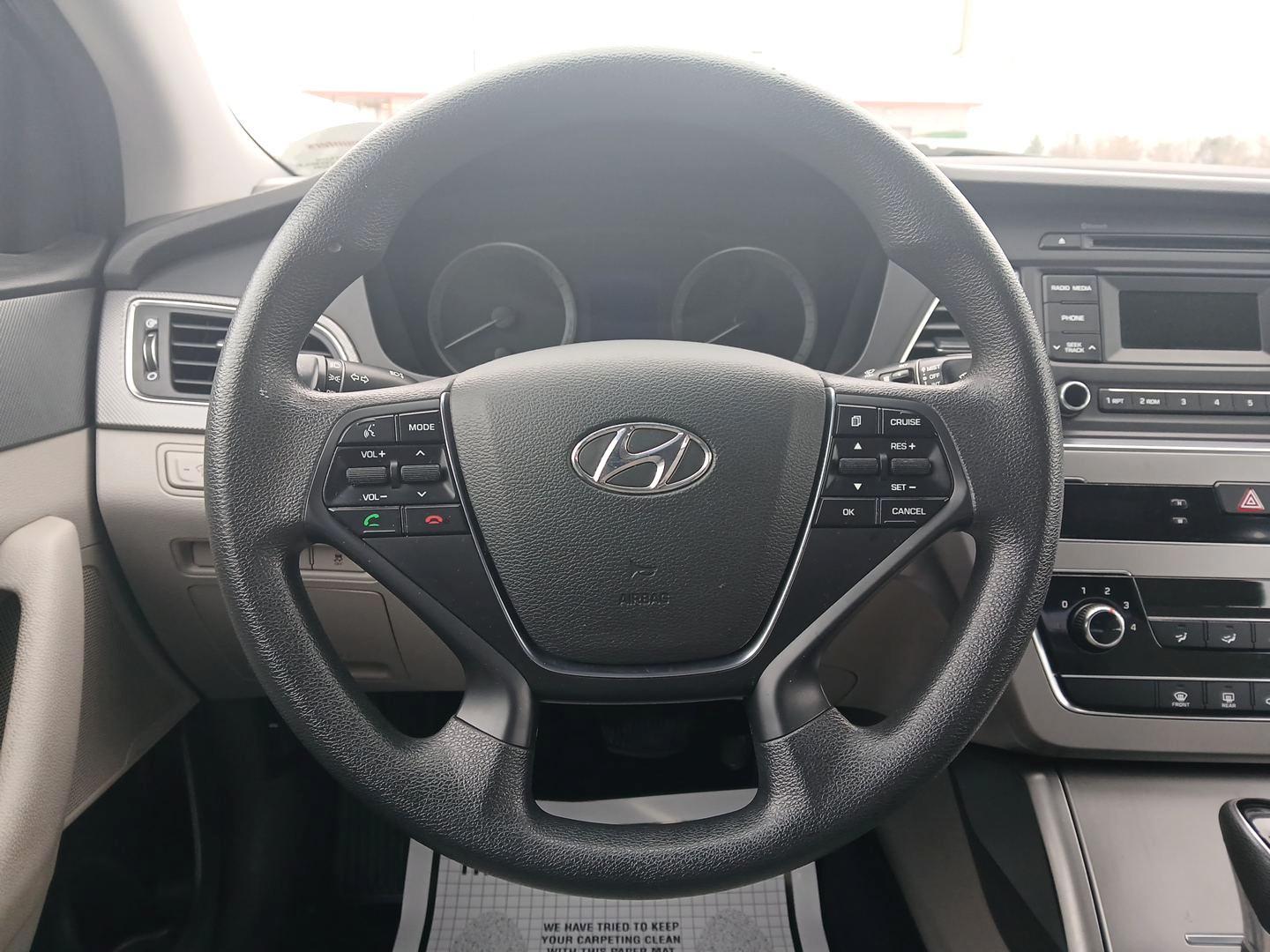2017 Hyundai Sonata SE (5NPE24AF8HH) with an 2.4L L4 DOHC 16V engine, 7-Speed Automatic transmission, located at 880 E. National Road, OH, 45377, (937) 908-9800, 39.891918, -84.183975 - Photo#15