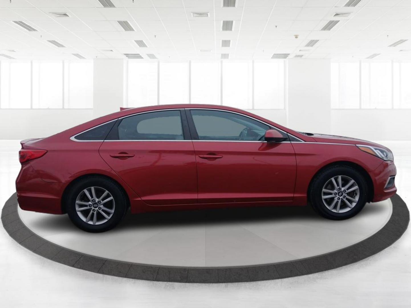 2017 Hyundai Sonata SE (5NPE24AF8HH) with an 2.4L L4 DOHC 16V engine, 7-Speed Automatic transmission, located at 880 E. National Road, OH, 45377, (937) 908-9800, 39.891918, -84.183975 - Photo#1