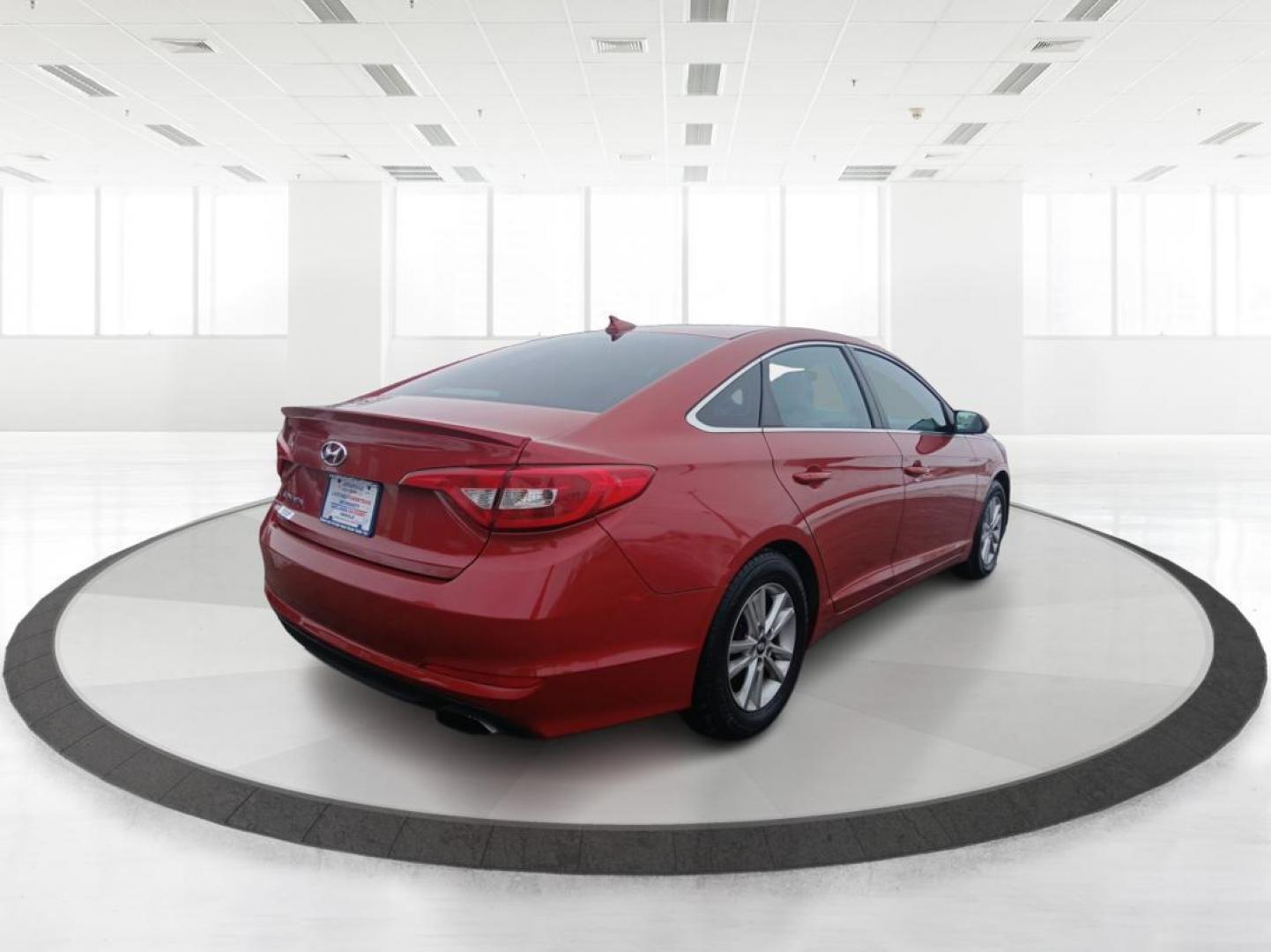 2017 Hyundai Sonata SE (5NPE24AF8HH) with an 2.4L L4 DOHC 16V engine, 7-Speed Automatic transmission, located at 880 E. National Road, OH, 45377, (937) 908-9800, 39.891918, -84.183975 - Photo#2