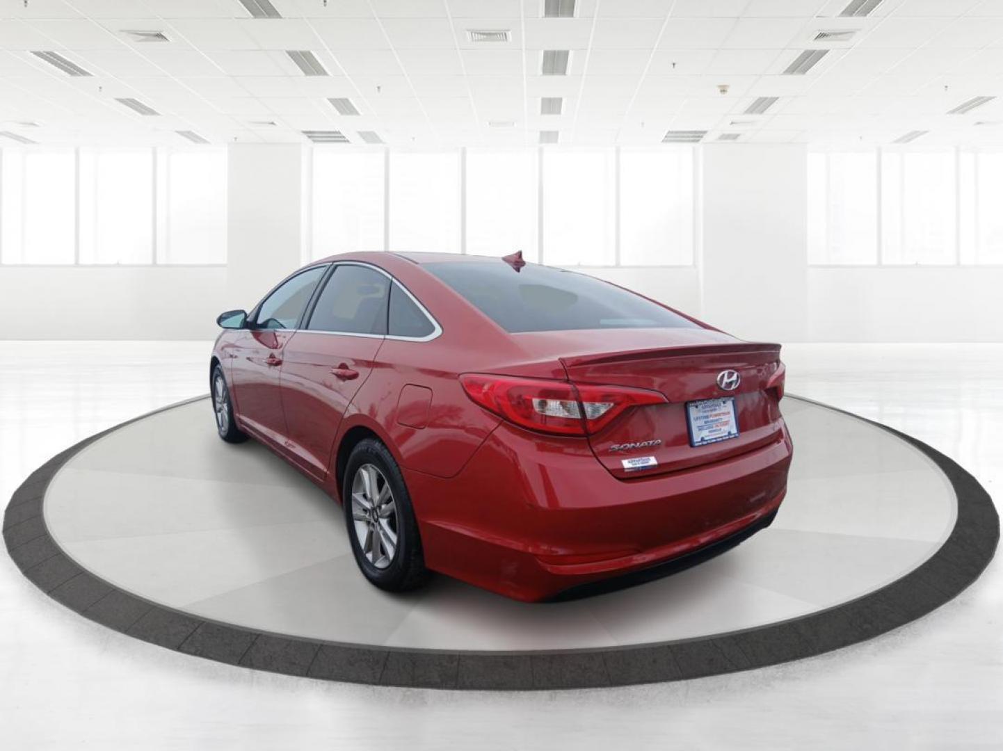 2017 Hyundai Sonata SE (5NPE24AF8HH) with an 2.4L L4 DOHC 16V engine, 7-Speed Automatic transmission, located at 880 E. National Road, OH, 45377, (937) 908-9800, 39.891918, -84.183975 - Photo#4