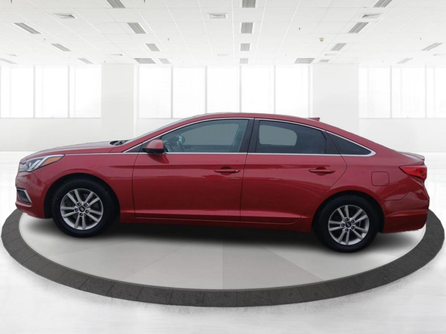 2017 Hyundai Sonata SE (5NPE24AF8HH) with an 2.4L L4 DOHC 16V engine, 7-Speed Automatic transmission, located at 880 E. National Road, OH, 45377, (937) 908-9800, 39.891918, -84.183975 - Photo#5