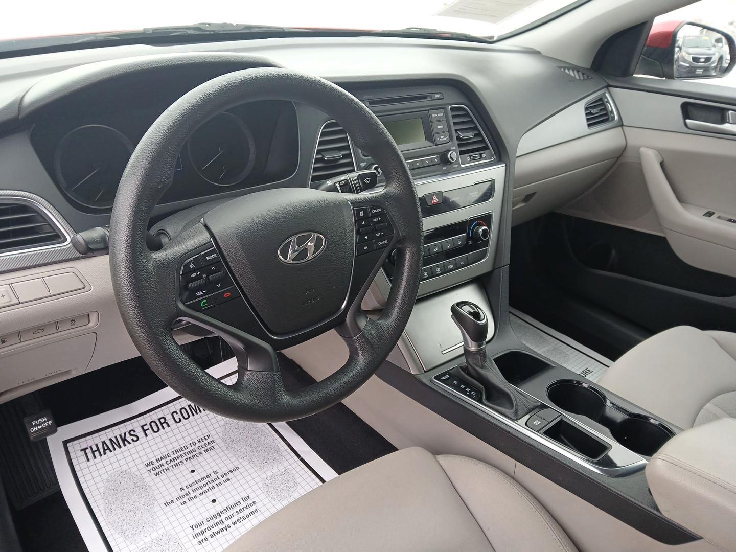 2017 Hyundai Sonata SE (5NPE24AF8HH) with an 2.4L L4 DOHC 16V engine, 7-Speed Automatic transmission, located at 880 E. National Road, OH, 45377, (937) 908-9800, 39.891918, -84.183975 - Photo#8