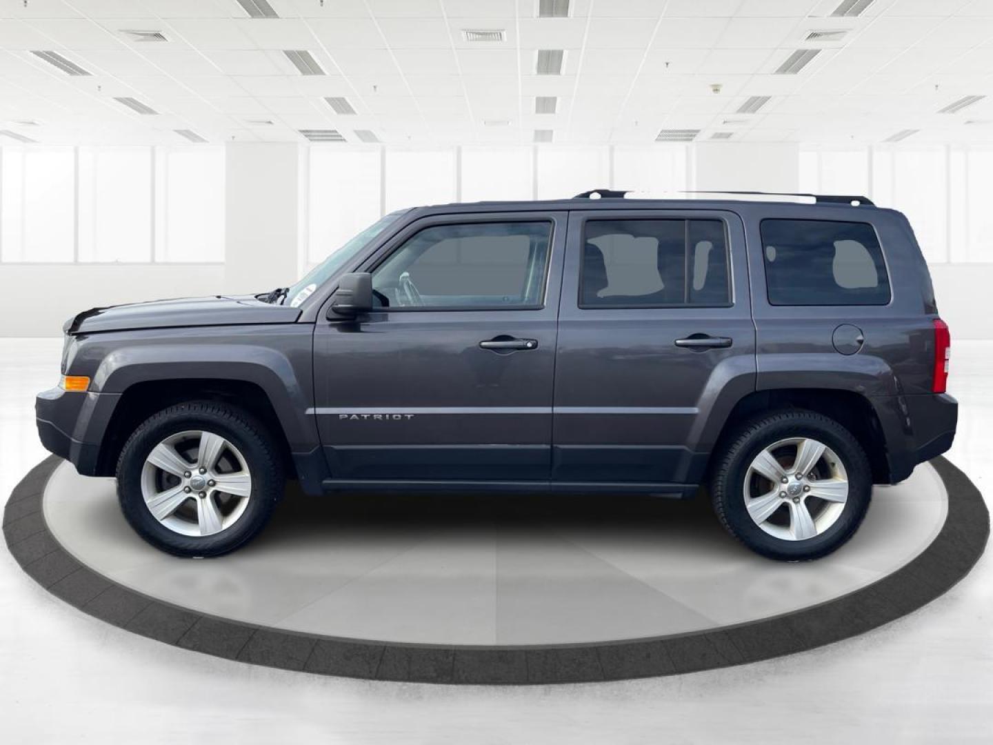 2017 Jeep Patriot Latitude 4WD (1C4NJRFB3HD) with an 2.4L L4 DOHC 16V engine, located at 4508 South Dixie Dr, Moraine, OH, 45439, (937) 908-9800, 39.807072, -84.031563 - Photo#5