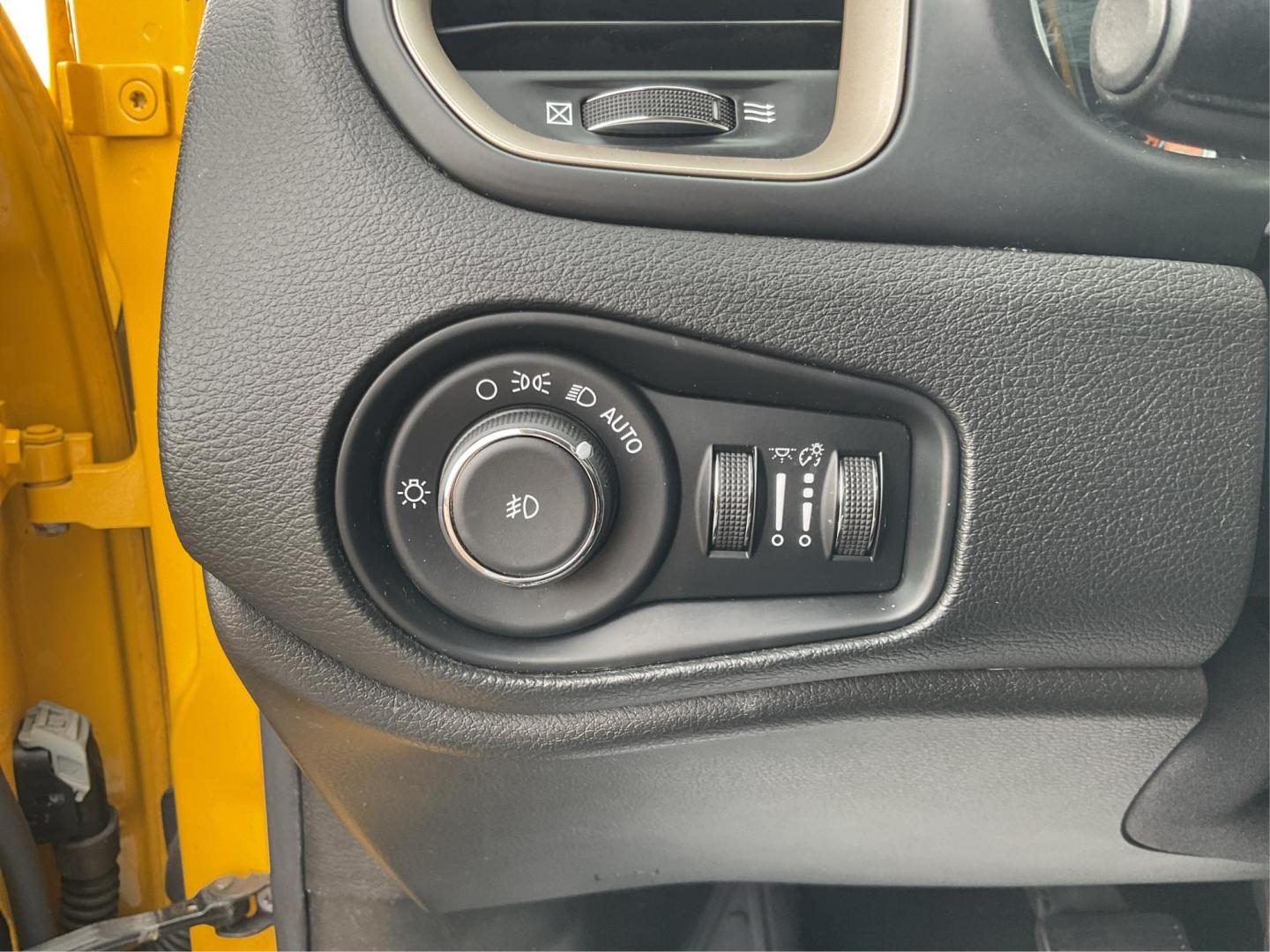 2017 Jeep Renegade Latitude 4x4 (ZACCJBBB3HP) with an MultiAir 1.4L I-4 variable valve control engine, located at 4508 South Dixie Dr, Moraine, OH, 45439, (937) 908-9800, 39.807072, -84.031563 - Photo#15