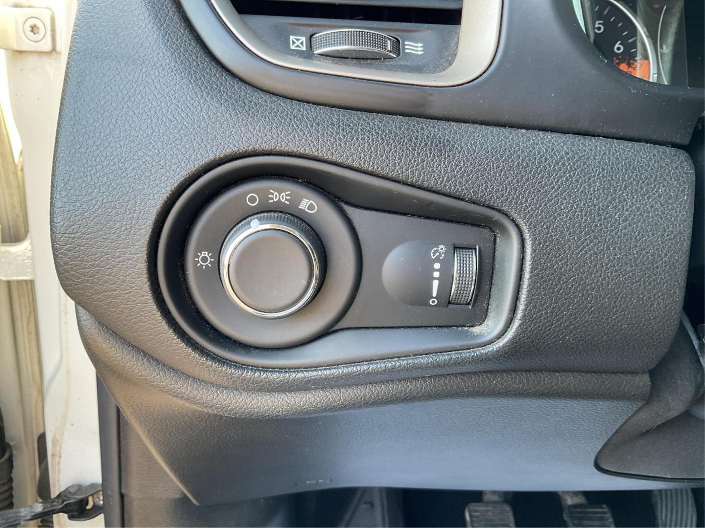 2017 Jeep Renegade Sport 4x4 (ZACCJBAH3HP) with an MultiAir 1.4L I-4 variable valve control engine, Manual transmission, located at 1099 N County Rd 25A , Troy, OH, 45373, (937) 908-9800, 40.057041, -84.215462 - Photo#14