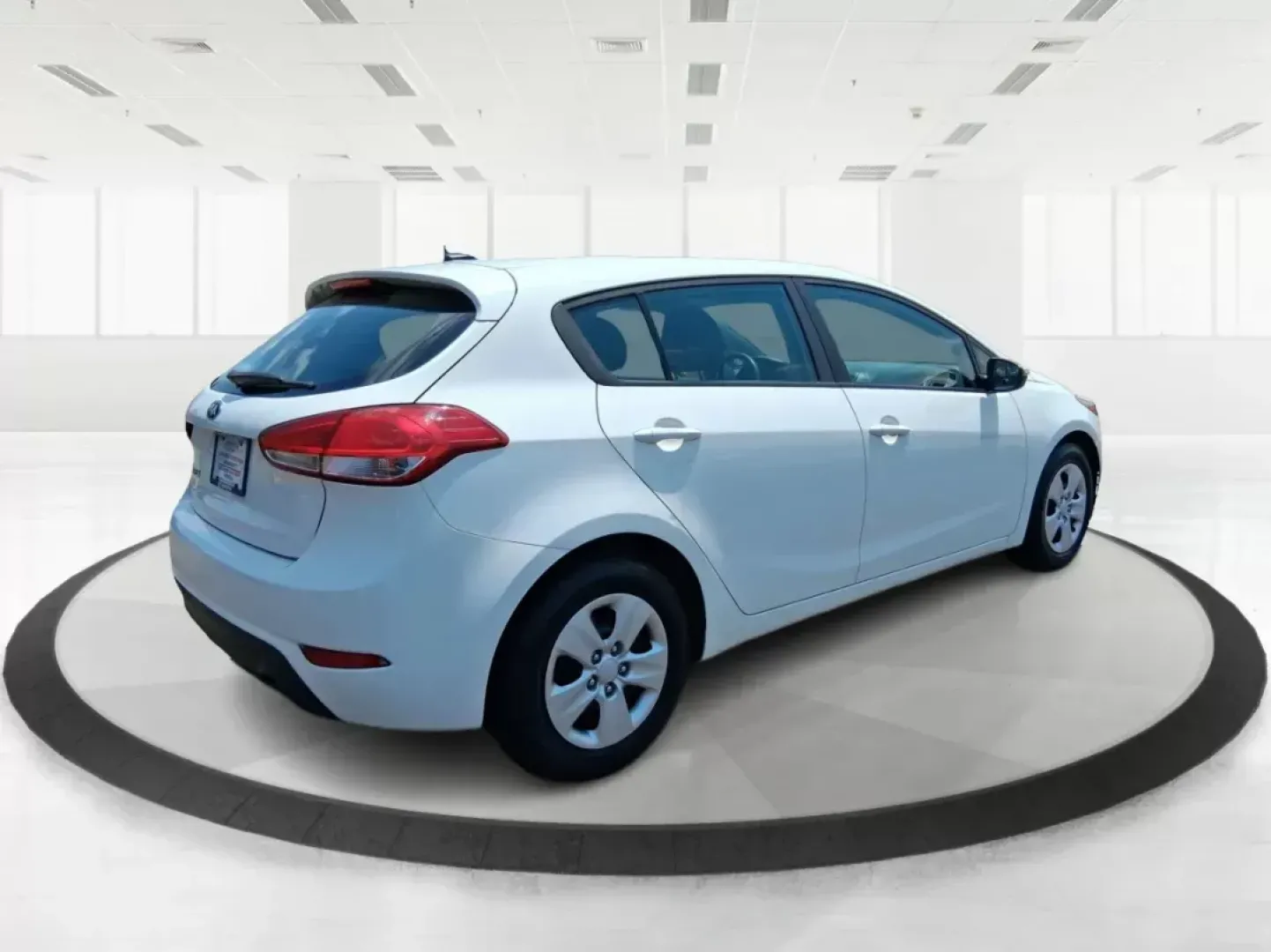 2017 Kia Forte LX (KNAFK5A8XH5) with an 2L I-4 DOHC engine, located at 1230 East Main St, Xenia, OH, 45385, (937) 908-9800, 39.688042, -83.910538 - Photo#2