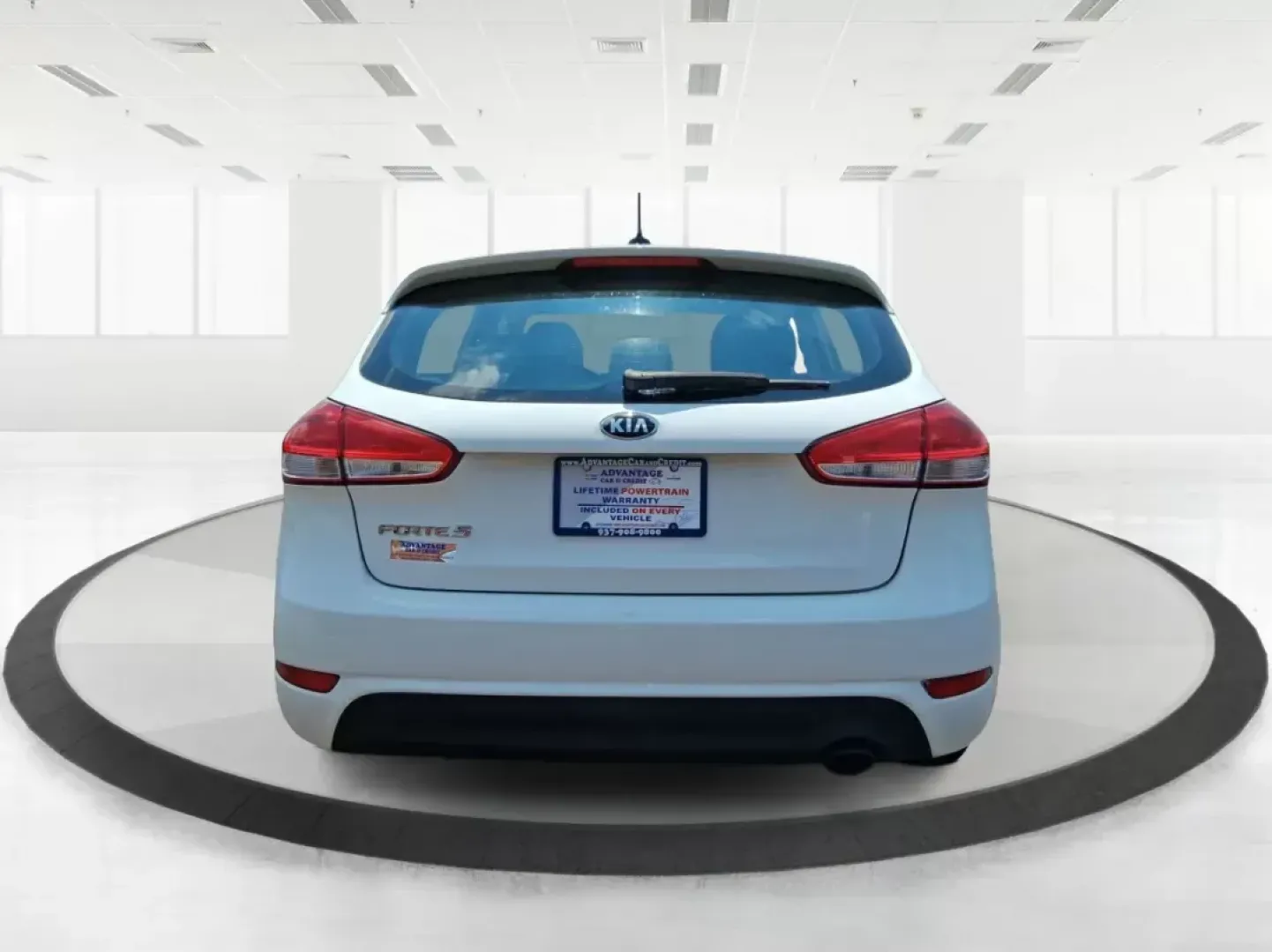 2017 Kia Forte LX (KNAFK5A8XH5) with an 2L I-4 DOHC engine, located at 1230 East Main St, Xenia, OH, 45385, (937) 908-9800, 39.688042, -83.910538 - Photo#3