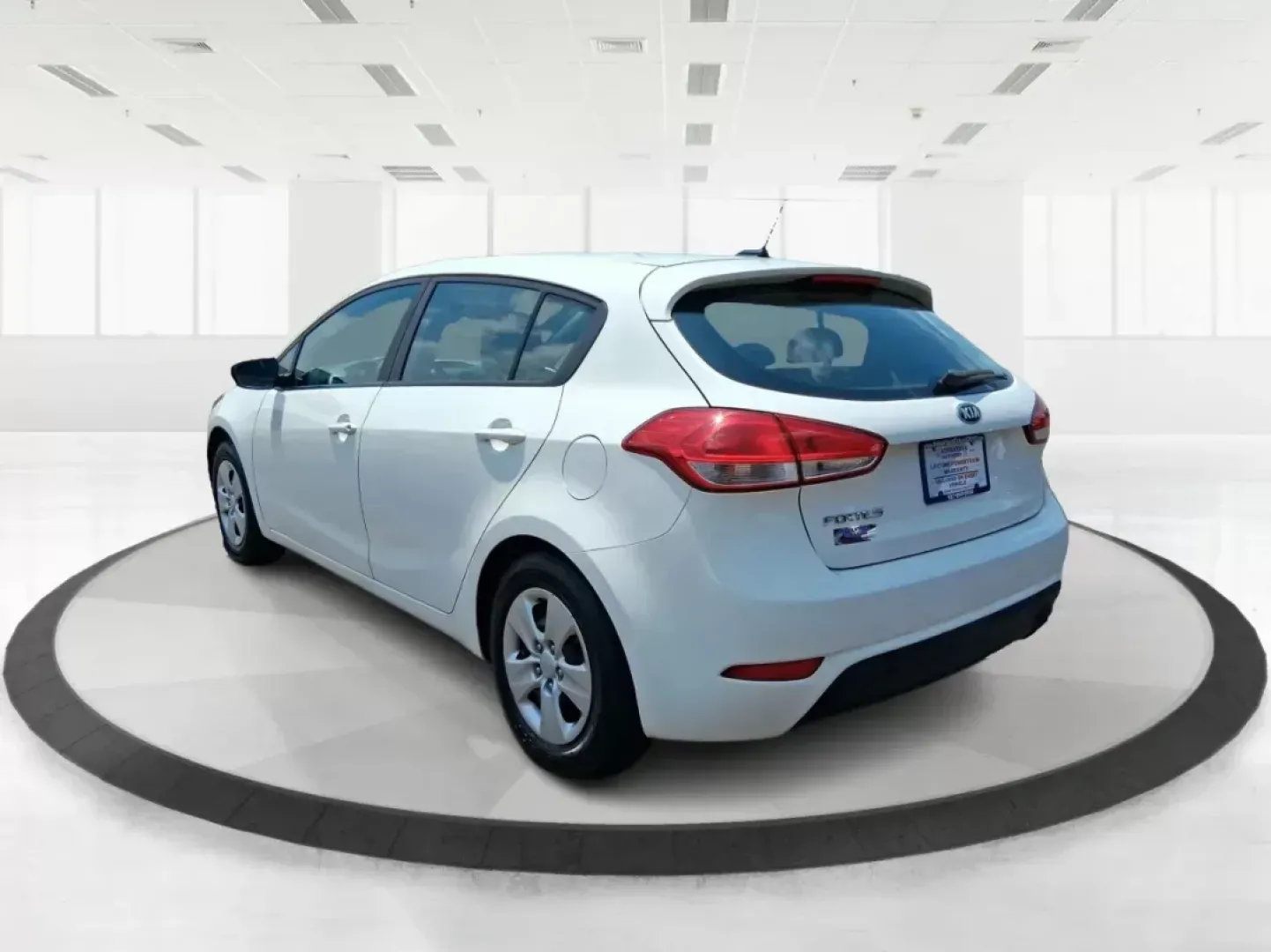 2017 Kia Forte LX (KNAFK5A8XH5) with an 2L I-4 DOHC engine, located at 1230 East Main St, Xenia, OH, 45385, (937) 908-9800, 39.688042, -83.910538 - Photo#4