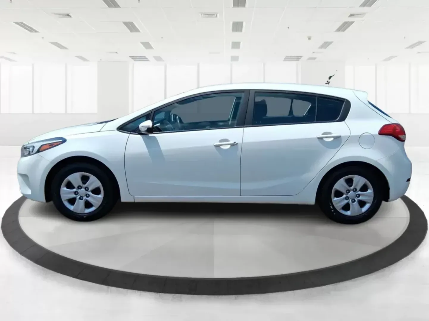2017 Kia Forte LX (KNAFK5A8XH5) with an 2L I-4 DOHC engine, located at 1230 East Main St, Xenia, OH, 45385, (937) 908-9800, 39.688042, -83.910538 - Photo#5