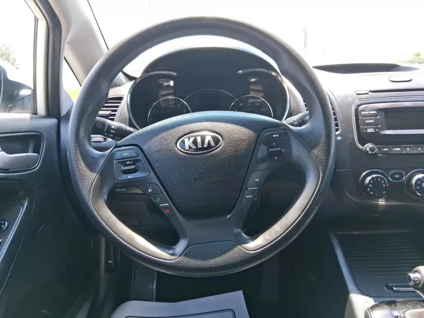 2017 Kia Forte LX (KNAFK5A8XH5) with an 2L I-4 DOHC engine, located at 1230 East Main St, Xenia, OH, 45385, (937) 908-9800, 39.688042, -83.910538 - Photo#15
