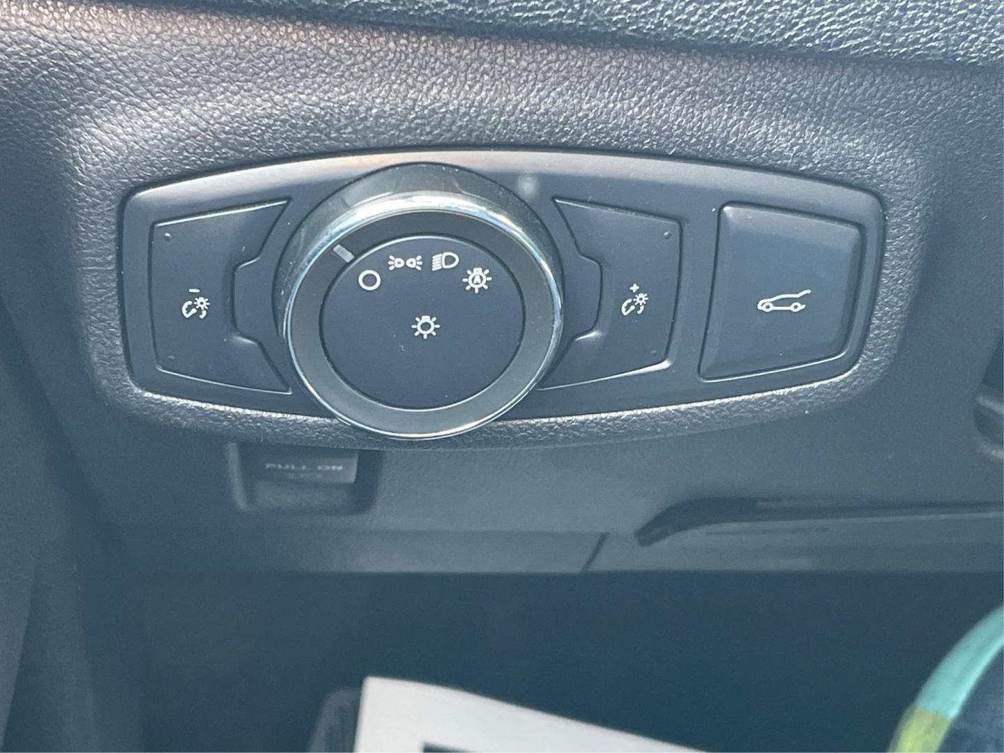 2017 Lincoln MKC Select AWD (5LMCJ2D95HU) with an 2.0L L4 DOHC 16V engine, 6-Speed Automatic transmission, located at 4508 South Dixie Dr, Moraine, OH, 45439, (937) 908-9800, 39.807072, -84.031563 - Photo#16